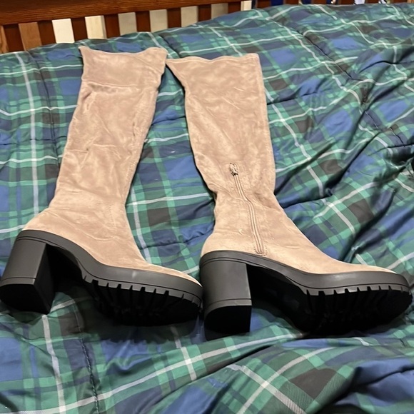 NWT size 9 chicly stretchy thigh boots - Picture 1 of 4